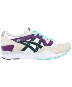 Die Asics Gel-Lyte V Herren Beige Sneakers bieten ein schlankes und zeitloses Design mit modernem Komfort, wodurch sie die perfekte Wahl für Freizeitkleidung oder leichte Aktivitäten sind. Mit ihrer leichten Konstruktion und hochwertigen Materialien vereinen diese Sneakers retro-inspirierte Ästhetik mit zeitgemäßer Funktionalität.

Hauptmerkmale:
Mono-Sock® Fit System:

Bietet eine enganliegende, sockenähnliche Passform für erhöhten Komfort und ein sicheres Gefühl, wodurch die Notwendigkeit einer traditionellen Zunge entfällt.

GEL® Technologie Dämpfung:

Strategisch in der Zwischensohle platziert, um Stöße zu absorbieren und überlegenen Komfort für ganztägiges Tragen zu bieten.

Hochwertige Obermaterialien:

Besteht aus einer Kombination aus Wildleder und atmungsaktivem Mesh für Langlebigkeit und einen raffinierten, strukturierten Look.

Retro-inspirierte Silhouette:

Spiegelt das ursprüngliche Design von 1993 mit modernen Updates wider und bietet eine stilvolle Hommage an das Erbe von Asics.

 Gepolsterter Schaft und Ferse:

Erhöht den Komfort und die Unterstützung, was sie ideal für längeres Tragen macht.

Robuste Gummisohle:

Sorgt für exzellenten Grip und langlebige Leistung auf verschiedenen Oberflächen.

Neutrale Beige-Farbvariante:

Ein vielseitiger und eleganter Farbton, der mühelos mit lässigen und sportlichen Outfits kombiniert werden kann.

Leichte Konstruktion:

Reduziert Ermüdung und bietet Komfort für ganztägige Aktivitäten.

Die Asics Gel-Lyte V Herren Beige Sneakers sind eine vielseitige Ergänzung für jede Garderobe und kombinieren retro Charme mit moderner Innovation, um Stil und Komfort für den Alltag zu liefern.