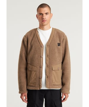 Fit & Material The Karo Fleece is a regular fit jacket, made from 100% polyester. The lining is composed of 100% polyamide, making it extra comfortable.  Details The Karo Fleece features an all-over knitted sherpa design. On the sides, you'll find 2 contrasting comma-shaped pockets with button closures. Additionally, this jacket includes Signature CHASIN' details and a button closure.  Specs  Regular fit Lined Knitted Sherpa Button closure 2-pocket CHASIN' details