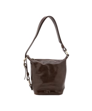 Bolso tipo bombonera para mujer. El cierre es con cremallera. Los bolsillos internos son uno con cremallera. Los bolsillos externos están ausentes. La bandolera es ajustable en piel. Falta el mango. Hay un compartimento interno. El material exterior es auténtica piel de vacuno. Internamente está forrado en algodón. Medidas: 25x28x14 cm. Hecho en Italia