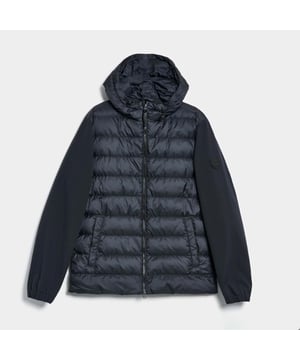 Treated with a water-repellent finish  this GANT jacket is ideal for your active outdoor adventures. Made from recycled polyester for a soft  quilted shell  this jacket is filled with 90% down and 10% feathers for a lightweight yet insulating warmth. Sitting at the hip in a regular fit  it has a protective hood with drawstring adjusters  side welt pockets  two interior pockets and a rubber GANT logo patch at the sleeve.