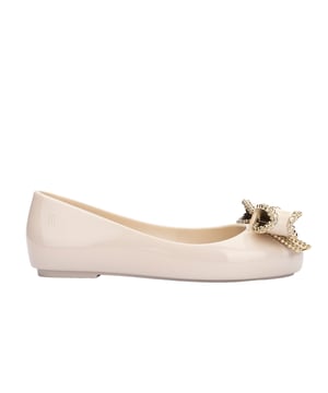 Dress your baby girl to the nines with the Mini Melissa Sweet Love IV! The maxi bow on the vamp adds a romantic twist and a delicate touch to the ballerina. Only the top of the foot is left exposed, and an extra strap with a buckle ensures a snug fit and extreme stability for your mini. The insole is notably comfortable and the color palette is to die for!