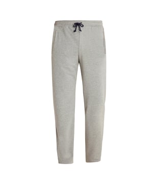 Bequeme lange Freizeithose von der Marke hajo. Angenehm weicher Material-Mix - bügelfrei, atmungsaktiv und hautsympathisch. Einschubtaschen und Kordelzug.