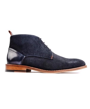 Botas chukka azules con cordones Simon Carter Byrd 2 para hombre con parte superior de ante suave, refuerzo del talón textil con la marca del diseñador, detalle de talón de cuero fino y forro y calcetín estampados exclusivos. Estos elegantes y exclusivos zapatos para hombre de Simon Carter son tu elemento básico con estilo para muchas ocasiones.