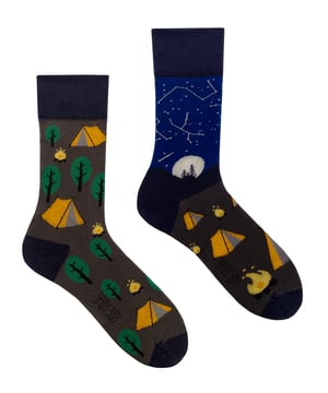Wenn die freie Natur ist Ihre Sache, und Sie wollen zeigen, dass die Liebe dann diese Neuheit ungerade Socken mit Camping-Designs auf sie sind perfekt für den begeisterten Camper, Wanderer oder Outdoor-Person. Eine der Socken zeigt einen klassischen Campingplatz in einem Wald und die andere zeigt einen Campingplatz in der Nacht mit einem Vollmond und brüllenden Lagerfeuer. Diese Socken sind ungleiche Socken mit einem Camping-Thema, die ein perfektes Geschenk für jeden Liebhaber der Natur sind! Sie eignen sich auch hervorragend als Geburtstags- oder Weihnachtsgeschenk und sogar als Strumpffüllung! Die farbenfrohen Socken bestehen aus Baumwolle, die sie weich und bequem macht. Sie werden in Polen entworfen und hergestellt, um beste Qualität, Haltbarkeit, Komfort und schönes Design zu gewährleisten. Machen Sie den ersten Schritt in ein bunteres Leben mit den lustigen Spox Sox! Diese Socken sind 1 Paar pro Packung und in 3 Erwachsenengrößen erhältlich: 4-6 UK, 7-10 UK und 11-13 UK. Sie bestehen aus 80 % Baumwolle, 15 % Polyamid und 5 % Elasthan und sind in der Maschine waschbar.