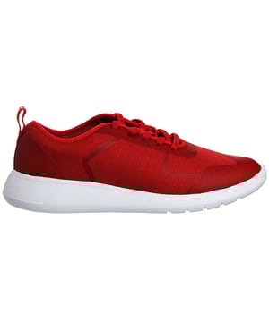 Las Clarks Scape Soar Kids Red Trainers son una opción de calzado elegante y funcional diseñada específicamente para niños. Clarks es famosa por su calidad y comodidad, y estas zapatillas no son una excepción. Estas son las principales características de estas vibrantes zapatillas rojas:

Enérgico diseño rojo: Las zapatillas presentan un llamativo y vibrante color rojo que añade un toque de energía al atuendo de tu hijo. Este atrevido tono aporta estilo y seguridad.

 Construcción duradera:   Clarks es conocida por producir zapatos de alta calidad, y estas zapatillas no son diferentes. Están fabricadas para soportar la naturaleza activa y juguetona de los niños.

 Plantilla acolchada:   La plantilla está diseñada para la comodidad, proporcionando amortiguación y apoyo para los pies pequeños. Garantiza que su hijo pueda llevar estas zapatillas durante largos periodos de tiempo sin molestias.

 Materiales transpirables:   Las zapatillas están fabricadas con materiales transpirables, que ayudan a mantener un entorno cómodo y seco para los pies, incluso durante el juego activo.

 Construcción ligera:   A pesar de su aspecto robusto, las zapatillas Clarks Scape Soar son ligeras, lo que minimiza la fatiga y el esfuerzo durante un uso prolongado.

 Puntera reforzada:   Para mejorar la durabilidad, estas zapatillas cuentan con una puntera reforzada. Esta característica no sólo protege las zapatillas de las rozaduras, sino que también ofrece una protección adicional para los niños activos.

 Suela flexible:   La suela exterior está diseñada para proporcionar flexibilidad y una buena tracción, garantizando estabilidad y facilidad de movimiento, lo que es importante para los niños en movimiento.

 Calidad Clarks:   Clarks es una marca fiable y de confianza con reputación de producir calzado cómodo y de alta calidad. Estas zapatillas reflejan el compromiso de la marca con la calidad y el estilo.