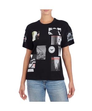 Camiseta de corte relajado y estilo contemporáneo de la marca Emporio Armani, con un diseño de cuello redondo y manga corta. 

La prenda destaca por su estampado de múltiples en la parte frontal, que combinan elementos gráficos y fotografías en tonos monocromáticos y detalles en color, creando un efecto visual moderno y artístico. 

En el centro del diseño se encuentra el icónico logotipo de Emporio Armani, que aporta un toque distintivo de la marca. 

Confeccionada en algodón de alta calidad, esta camiseta es ideal para quienes buscan una pieza versátil y llamativa que combine comodidad con estilo urbano y sofisticado.
 Composición: 100% Algodón
 Cuidados:
- Lavar en máquina en ciclo suave.
- Evitar el uso de la secadora,
- Planchar a baja temperatura.