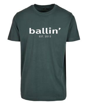 Heren t-shirt van het merk Ballin Est. 2013. Deze shirts van Ballin Est. 2013 zijn gemaakt van 100% biologisch katoen, en hebben Regular fit. Dit is een iets smallere pasvorm. Het zachte katoen zorgt voor een heerlijk draagcomfort.  Modelnaam: Regular Fit ShirtCategorie: heren t-shirtMaterialen: biologisch katoenKleur: bottle groen