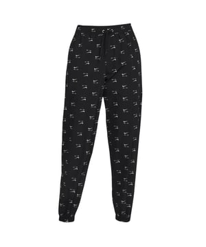 Veredeln Sie Ihren Stil mit der schwarzen Jogg-Hose. Diese bequemen schwarzen Nike-Hosen bieten einen eleganten und vielseitigen Look, perfekt fur jeden Anlass. Egal, ob Sie ins Fitnessstudio gehen oder Besorgungen machen, diese Shorts bieten sowohl Stil als auch Funktionalitat. Rusten Sie Ihre Garderobe noch heute auf!, Elastischer Bund und Beinabschlusse, durchgehendes Design, Nike Swoosh-Logo, Streetwear, normale Passform, fallt grossengetreu aus, durchgehendes Branding, elastischer Bund, schwarze Jogginghose, Kordelzug