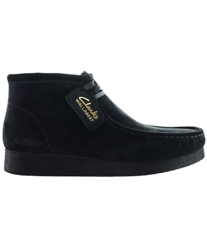 Las botas Clarks Wallabee negras para mujer son una elección clásica y elegante para las mujeres que buscan una combinación de comodidad, calidad y diseño atemporal. Clarks es conocida por fabricar calzado cómodo y bien hecho, y las botas Wallabee para mujer no son una excepción. Aquí tienes una descripción de las principales características:

 Elegante diseño en negro:  Estas botas vienen en un elegante color negro, ofreciendo un look moderno y versátil que complementa una amplia gama de conjuntos, desde atuendos informales a semiformales. Las botas negras son una opción clásica y versátil para las mujeres.

 Parte superior de ante o piel de primera calidad:  Las botas Wallabee suelen estar confeccionadas con una parte superior de ante o piel de primera calidad, que proporciona tanto calidad como un aspecto elegante. Puede elegir entre ante y piel en función de su estilo personal y sus preferencias.

 Diseño inspirado en los mocasines:  Las botas Wallabee presentan un diseño inspirado en los mocasines, caracterizado por el distintivo pespunte de la puntera en forma de mocasín. Este diseño añade un toque de sofisticación y estilo a las botas.

 Suela de crepé: Las botas vienen con una suela de crepé, conocida por su comodidad y amortiguación. Proporciona una excelente absorción de impactos y reduce la fatiga, lo que las hace cómodas para un uso prolongado.

 Estilo versátil:  Las botas Clarks Wallabee negras para mujer tienen un estilo versátil que se puede combinar con varios atuendos, lo que las hace adecuadas para una amplia gama de ocasiones, desde el uso diario hasta eventos más formales.

 Reputación de la marca Clarks:  Clarks es una marca de renombre conocida por producir calzado cómodo y de alta calidad. Elegir unas botas Clarks significa invertir en un producto de buena reputación y con estilo.

En resumen, las botas Clarks Wallabee negras para mujer ofrecen una combinación de estilo clásico, comodidad y calidad. Con su elegante diseño negro, su construcción inspirada en los mocasines y su suela de crepé, estas botas son adecuadas para varias ocasiones y pueden complementar a la perfección tu vestuario.