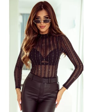 Mesh-stof met sterdetails  
Vleiende mock neck ontwerp  
Veelzijdige lange mouwen  
Fittende silhouet  
Geschikt voor elke gelegenheid  
Materiaal: 91% polyamide 6% gemetalliseerde vezels 3% elastaan
