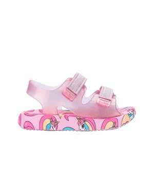 As the name suggests, Melissa Mix combines the comfort characteristic of papetes with the height and style of mini platforms through a contemporary and colorful design. The stability and comfort when walking make it the ideal model for adventures at school or in space.
