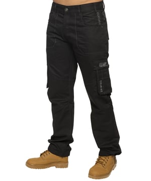 Ga terug naar je roots met deze comfortabele donkerblauwe combatjeans met 7 zakken, met een gesp aan de achterkant en aantrekkoorden onder aan het been voor een pasvorm die meer op maat is. Afgewerkt met bedrukte merkopdrukken op de voor- en achterkant, subtiele distressed details en een knoopgulp voor een comfortabele pasvorm.