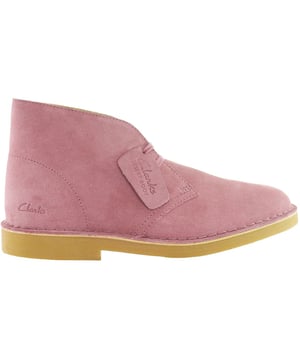 De Clarks Desert Roze Dameslaarzen zijn een stijlvolle en veelzijdige keuze voor vrouwen die op zoek zijn naar een combinatie van comfort, kwaliteit en kleur. Clarks staat bekend om haar toewijding aan het maken van goed gemaakte en comfortabele schoenen, en de Desert laarzen zijn een klassieke optie. Hier volgt een beschrijving van de belangrijkste kenmerken:

 Roze kleur: Deze laarzen worden geleverd in een zachtroze kleur en bieden een speelse en stijlvolle look die een unieke touch kan toevoegen aan je outfits. Roze laarzen zijn een trendy en opvallende keuze voor vrouwen.

 Bovenwerk van suède of leer:  De Desert boots zijn meestal gemaakt van een eersteklas bovenwerk van suède of leer, wat zorgt voor kwaliteit en een stijlvolle uitstraling. Je kunt kiezen tussen suède en leer op basis van je persoonlijke stijl en voorkeuren.

 Chukka laars stijl:  De Desert boots hebben een chukka boot stijl, gekenmerkt door hun enkelhoge snit en eenvoudige, onopgesmukte ontwerp. Dit ontwerp voegt een vleugje elegantie en veelzijdigheid toe aan de laarzen, waardoor ze geschikt zijn voor verschillende gelegenheden.

 Crêpezool: De laarzen hebben een crêpezool, die bekend staat om zijn comfort en demping. Het biedt uitstekende schokdemping en vermindert vermoeidheid, waardoor ze comfortabel zijn voor langdurig gebruik.

 Veelzijdige stijl:  Clarks Desert Women's Pink Boots hebben een veelzijdige stijl die kan worden gecombineerd met verschillende outfits, waardoor ze geschikt zijn voor een breed scala aan gelegenheden, van alledaagse slijtage tot semi-formele evenementen.

 Merkreputatie Clarks:  Clarks is een gerespecteerd merk dat bekend staat om de productie van hoogwaardige en comfortabele schoenen. Kiezen voor Clarks laarzen betekent investeren in een gerenommeerd en stijlvol product.

Clarks Desert Women's Pink Boots bieden een mix van klassieke stijl, comfort en kwaliteit, met een leuke en levendige roze twist. Met hun roze design, chukka boot stijl, en crêpe zool, kunnen deze laarzen een statement piece in je garderobe zijn, het toevoegen van een vleugje speelsheid en verfijning aan je outfits.