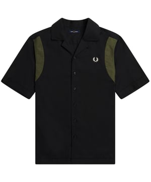 Eleva tu estilo informal con la camisa informal Fred Perry. Con el logo de la marca en el pecho izquierdo, esta camisa irradia sofisticación y atractivo atemporal. Perfecta para cualquier ocasión, esta camisa elevará tu guardarropa sin esfuerzo., 70% Algodón, 30% Lyocell, Camisa negra, Camisa bowling, Cierre de botones, Manga corta, Cuello. Ropa Casual, Camisa Negra, Manga Corta