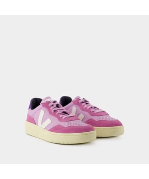 Farben: PINK - ORCHID_WHITE. Material: Genarbtes Kalbsleder. Sohlenmaterial: Amazonaskautschuk (40%), Silica (23%), recycelter Kautschuk (10%), synthetischer Kautschuk (11%) und andere (16%) Futter: Tech (100% recyceltes Polyester) Verschluss: Schnürsenkel auf der Oberseite. Form der Kappe: rund. Schuhgröße: größengerecht - Sizing: Amerikanisch.