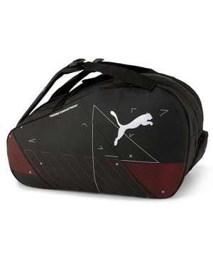 Para los entusiastas del pádel que buscan una bolsa elegante y funcional para llevar su equipo esencial, la bolsa de pádel Puma Team Liga Black es la elección ideal. Esta versátil bolsa combina a la perfección comodidad, practicidad y diseño sofisticado, lo que la convierte en un accesorio imprescindible para jugadores de pádel de todos los niveles.

 Almacenamiento y organización sin igual: La bolsa de pádel Puma Team Liga Black cuenta con un espacioso compartimento principal con amplio espacio para guardar tus palas de pádel, zapatillas, ropa y otros accesorios de pádel. El sistema de organización interna de la bolsa, que incluye bolsillos específicos para las palas y las zapatillas, garantiza que tu equipación esté perfectamente organizada y sea fácilmente accesible.

Diseño cómodo y ergonómico para un transporte sin esfuerzo:La bolsa de pádel Puma Team Liga Black prioriza la comodidad y la facilidad de transporte. Sus correas ajustables y acolchadas distribuyen el peso uniformemente, reduciendo la tensión en los hombros y la espalda. El diseño ergonómico de la bolsa garantiza un ajuste cómodo, permitiéndote concentrarte en tu juego sin distracciones.

Construcción duradera para un rendimiento duradero:Fabricada con materiales de alta calidad, la bolsa de pádel Puma Team Liga Black está hecha para soportar los rigores del uso regular. Su construcción duradera asegura que la bolsa pueda soportar el desgaste de la pista de pádel, protegiendo tu equipo mientras mantiene su aspecto elegante.

Pide hoy tu bolsa de pádel Puma Team Liga Black:Eleva tu juego de pádel con la bolsa de pádel Puma Team Liga Black. Pide la tuya hoy y experimenta la mezcla perfecta de funcionalidad, comodidad y estilo. Tanto si eres un jugador de pádel experimentado como un recién llegado a este deporte, esta bolsa te ayudará a organizar tu equipo, proteger tus palas y mostrar tu pasión por el pádel.