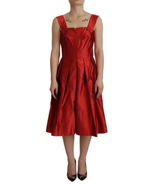 Merk: DOLCE & GABBANA  
Stijl: A-Lijn Plissé Midi Jurk  
Materiaal: 100% Zijde  
Voering: 92% Zijde 8% Elastaan  
Kleur: Rood  
Sluiting: Rits  
Logo-details  
Gemaakt in Italië