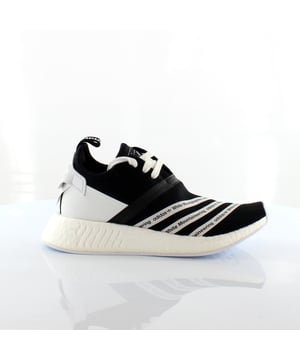 Deze adidas NMD R2 is gemaakt in samenwerking met het Japanse label White Mountaineering. Dit paar maakt deel uit van hun zomercollectie 2017 met adidas Originals en is een van de twee colorways die naast elkaar zijn uitgebracht. Ze zijn er in trace olive en running white. Het bovenwerk is gemaakt van olijfgroen Primeknit, textiel en synthetisch materiaal met witte accenten en 3M reflecterende 3-Stripes die diagonaal lopen.