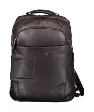 Mochila de nailon marron.
  Disenado para hombres.
  Un asa y correas ajustables para los hombros.
  Tres bolsillos externos y un bolsillo interno.
  Espacio interno para el portatil y el portalapices.
  Cierre de cremallera.
  Logotipo para un toque de lujo.