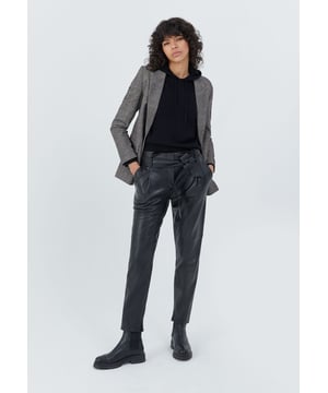 These high-waisted lambskin trousers feature a removable waistband, two side Italian pockets, cut-outs at the knees and slits at the bottom of the leg. Straight leg cut 7/8. Button and zip fastening.