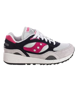 Estas zapatillas clásicas recuerdan al mejor calzado de running para largas distancias de 1991 y ofrecen todo el apoyo, la flexibilidad y la amortiguación propios de Saucony. Disfruta del ante y la piel que aportan a estas zapatillas retro su aspecto clásico. Cálzate las Shadow 6000 y disfruta del deporte con las zapatillas de running equilibradas que llevas toda la vida luciendo.

Plantilla de gran calidad
Sistema de amortiguación iónica
Poliuretano
Tacos triangulares
Costuras vista a tono.


 Composición: Exterior: Piel; Interior: Téxtil; Suela: Sintético
 Cuidados:
Lavar con un paño húmedo.