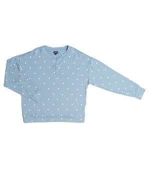 Dieses langärmelige Pyjama-Oberteil von GAP ist die ideale Wahl für alle, die beim Faulenzen die perfekte Kombination aus Komfort und Stil suchen.

 Aus einem weichen und leichten Stoff gefertigt, garantiert es ein angenehmes Gefühl auf der Haut und ermöglicht so einen erholsamen und ruhigen Schlaf.

 Das Design zeichnet sich durch einen klassischen Henley-Stil mit Rundhalsausschnitt und Knopfverschluss aus, der nicht nur einen stilvollen Touch verleiht, sondern auch eine Anpassung an die persönlichen Vorlieben ermöglicht und so Vielseitigkeit und Komfort bietet.

 Der lockere, entspannte Schnitt sorgt für Bewegungsfreiheit und macht dieses T-Shirt nicht nur zum idealen Kleidungsstück zum Schlafen, sondern auch zum Entspannen zu Hause.
 Komposition: 96 % Modal, 4 % Elastan
 Pflege:
- Maschinenwäsche kalt.
 - Verwenden Sie beim Waschen ähnliche Farben.
 - Vermeiden Sie die Verwendung von Bleichmitteln.
 - Bei niedriger Temperatur im Trockner trocknen.
 - Bei niedriger Temperatur bügeln.
 - Reinige chemisch nicht.