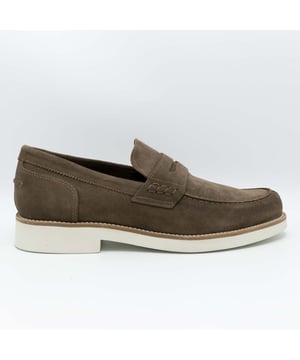 Especificaciones: Mocasín universitario de ante. La plantilla extraíble con tecnología DryGo! Absorbe la humedad y garantiza confort y bienestar. Diseños elegantes para el armario masculino. Parte superior: Ante. Tipo de suela: Suela antideslizante.