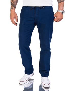 Wenn Sie nach stylischen Beinkleidern suchen, dann sind Sie bei Rock Creek an der richtigen Adresse. Die Marke bietet eine Vielzahl an modischen Herren Hosen an. Wählen Sie zwischen lässigen, eleganten und extravaganten Modellen und finden Sie die ideale Hose für Ihren Stil. Die verschiedenen Modelle begeistern mit einer hohen Materialqualität, einer hervorragenden Verarbeitung und einem angenehmen Tragegefühl. Außerdem präsentieren sie sich mit trendstarken Designs. Mit dem Modell RC-2152 erhalten Sie, die Ideale Sommer Hose. Die Leinen-Optik Hose, besteht aus einer Leinen-Baumwollmischung und hat somit einen kühlenden Effekt, gleichzeitig wir deine Beine vor der prallen Sonne super geschützt