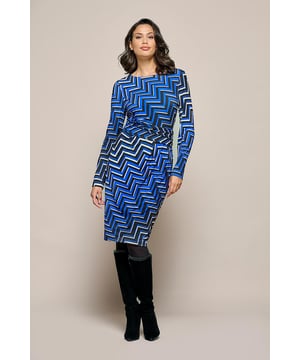 Elegant en comfortabel: de Eloise jurk is een echte aanrader vanwege zijn opvallende print en de kreukvrije jersey kwaliteit die heerlijk zacht aanvoelt. De stof is bedrukt met een grafische en kleurrijke zigzagprint in kobaltblauw, wit en zwarte diagonale strepen, wat zorgt voor een uniek en flatterend effect. Deze flatterende damesjurk biedt uitstekend draagcomfort dankzij de mix van elastaan en polyester, waardoor je vrij kunt bewegen. De gedrapeerde tailleband flatteert de rondingen rond buik en heupen. Deze knielange jurk heeft een voering met een fijne stretch, sluit met een blinde rits aan de achterkant en heeft lange mouwen. Draag deze jurk naar zowel feestelijke als zakelijke gelegenheden. Maak je look compleet met een zwart jack en elegante hakken!