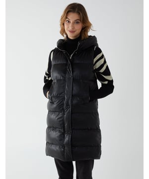 Get cosy this winter with our Hooded Puffer Gilet. This versatile style can be paired with any outfit. Whether you're off to work or need a cosy addition for a trip to the Christmas market, this gilet is sure to keep you looking stylish.  
