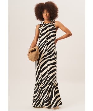 Mit unserem Mono Zebra Print Tie Shoulder Maxikleid fallen Sie auf. Der stilvolle Druck und das Krawattenschulterdesign verleihen diesem vielseitigen Kleid einen Hauch von Mode. Dieses Kleid ist perfekt für jeden Anlass und gibt Ihnen das Gefühl, selbstbewusst und schick zu sein. Jetzt erhältlich.
