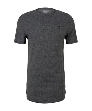 Dieses T-Shirt ist ein klassisches und vielseitiges Kleidungsstück. Es hat einen regulären Schnitt und einen Rundhalsausschnitt. Der Saum ist hinten und vorne leicht abgerundet. Die Melange-Struktur verleiht dem Shirt einen besonderen Look. Eine kleine Stickerei auf der Brust und ein Label-Patch auf der Seitennaht oberhalb des Saums runden das Design ab.