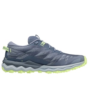 Las zapatillas de running Mizuno Wave Daichi 7 para hombre en color azul están diseñadas para ofrecer rendimiento, estabilidad y protección a los entusiastas del trail running. Estas zapatillas han sido cuidadosamente diseñadas para satisfacer las demandas específicas del trail running. Estas son las principales características de estas excepcionales zapatillas de running azules:

 Construcción de primera calidad:  Fabricadas con materiales de alta calidad, estas zapatillas ofrecen durabilidad y comodidad. La parte superior suele estar fabricada con una combinación de malla transpirable y superposiciones sintéticas, que proporcionan un ajuste seguro y cómodo.

 Elegante color azul: Las zapatillas presentan un elegante color azul, que añade un toque de color a tu atuendo de trail running a la vez que mantiene un aspecto versátil y deportivo.

 Tecnología Wave:  La tecnología Wave de Mizuno está integrada en la entresuela de las zapatillas. Esta tecnología ofrece una excelente amortiguación y estabilidad, ayudando a absorber el impacto y proporcionar apoyo mientras se navega por terrenos irregulares.

 Entresuela U4icX:  La entresuela suele estar fabricada con la espuma U4icX de Mizuno, que ofrece una amortiguación ligera y una sensación de respuesta, garantizando la comodidad durante las largas carreras de trail.

 Suela de goma X10:  La suela exterior suele estar fabricada con goma X10 duradera, diseñada para proporcionar una tracción y durabilidad superiores, lo que resulta esencial para mantener un agarre estable en senderos escarpados.

 Puntera duradera:  Estas zapatillas pueden incluir una puntera reforzada para proteger los dedos de los pies de rocas, raíces y otros obstáculos que suelen encontrarse en los senderos.

 Lengüeta reforzada:  Un diseño de lengüeta con fuelle ayuda a evitar que entre suciedad en la zapatilla, manteniendo tus pies cómodos y limpios durante las carreras de trail.

 Cuello y lengüeta acolchados:  Las zapatillas suelen llevar el cuello y la lengüeta acolchados para mayor comodidad y sujeción del tobillo en terrenos irregulares.