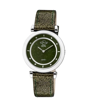 Die Lombardei, das Mode- und Finanzzentrum Italiens, ist der Schoß des Luxus, und die GV2 Women's Lombardy Swiss Diamond Watch Collection ist ein treffend benanntes, aufstrebendes Designelement.  Jede monochrom gefärbte Uhr verkörpert den Geist der dramatischen Landschaft, der Kunst, der Kultur und vor allem der Opulenz. Von der Mailänder Modeszene bis hin zu den atemberaubenden Aussichten des Comer Sees - Raffinesse im Überfluss. In satten, begehrenswerten Juwelentönen, alpinem Weiß oder üppigem Jet Black bringt jedes Stück der Lombardei ein Funkeln in die Augen. Edelstahl und Diamanten schmücken diese 36 mm großen, runden, einfarbigen Schmuckstücke mit einem glitzernden, mit 8 Diamanten besetzten Zifferblatt und einem funkelnden italienischen Lederband. Alles, was glänzt, ist italienischer Luxus mit Schweizer Qualitätsuhrwerk. Modisch, zart, weich und strahlend: Die Lombardei ist ein echter Hingucker. Verblüffen. Glänzen. Schimmern. Lombardy.
GV2 14400 Damenuhr Lombardy Schweizer Diamantuhr
GV2 Damen Schweizer Quarzuhr aus der Lombardei Kollektion
36mm Edelstahlgehäuse. Dunkelgrünes Glitzer-Zifferblatt
8 Diamanten auf dem Zifferblatt, verdeckte Krone bei 3 Uhr
Echtes grünes Lederband mit Dornschließe
Antireflektierendes Saphirglas
Wasserdicht bis 50 Meter/5ATM
Schweizer Quarz-Uhrwerk Ronda 762
