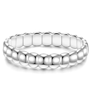 Are you looking for a subtle piece of jewelry that scores at second glance with extraordinary design details? Then you will immediately fall in love with this ring of the label Gemeine Munich! The ring inspires with a narrow ring rail in a refined 3D structure. Made from sterling silver and refined with a rhodium layer, the ring keeps its cool silver gloss for a long time. The puristic design fits many outfits from casual to festive and makes your jewelry box richer a versatile every-day piece. Tip for fashionistas: This ring also fits perfectly in stack refook with your other favorite rings!