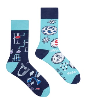 Es hora de investigar. Ponte estos calcetines de laboratorio SPOX SOX Novelty y ¡vamos al laboratorio! Un par perfecto para un amante de la ciencia y alguien a quien le encante pasar tiempo en el laboratorio. Uno de estos calcetines de laboratorio presenta matraces, tubos de medida, probetas, mechero y microscopio, el equipo necesario en todo laboratorio. El otro de estos calcetines científicos muestra una investigación en curso con un primer plano a través de un microscopio de las bacterias, virus y patógenos. Ponte los calcetines y deja que sean tu estimulante final. Al menos, de buen humor. Estos calcetines desparejados con temática de laboratorio serán un regalo perfecto para cualquier amante de la ciencia. También pueden ser un buen regalo de cumpleaños o de Navidad, e incluso un buen relleno para calcetines. Los coloridos calcetines son de algodón, lo que los hace suaves y cómodos. Están diseñados y fabricados en Polonia con esmero para ofrecer la mejor calidad, durabilidad, comodidad y un bonito diseño. ¡Da el primer paso hacia una vida más colorida con los divertidos Spox Sox! Estos calcetines son de 1 par por paquete y vienen en 3 tallas para adultos: 4-6 UK, 7-10 UK y 11-13 UK. Están hechos de 80% algodón, 15% poliamida, 5% elastano y son totalmente lavables a máquina.