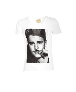 Camiseta manga corta Eleven Paris.
Color Blanco
Cuello redondo.
Manga corta.
Modelo Justin Bieber
Costuras vistas a tono.

Composición:  100% Algodón

Instrucciones de lavado:
- Lavar máximo a 30ºC.
- Planchar a media temperatura, máx. 110ºC.
- Permite usar secadora.
- No usar lejía.
- No admite el  lavado en seco.