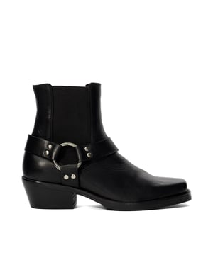 The ultimate biker boot, Parked is crafted from premium leather and finished with metal hardware and authentic harness detailing. With their sturdy construction and comfortable fit, they're perfect for every day.