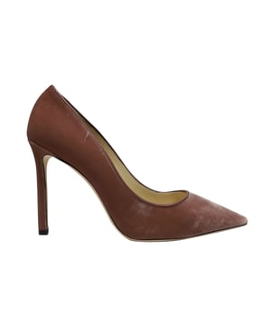 Egal, ob Sie ein Hochzeitsgast, eine angehende Braut sind oder einfach etwas Neues und Elegantes suchen, um es zu Jeans zu tragen – wir kennen den perfekten Absatz für Sie: die 'Romy'-Pumps von Jimmy Choo aus luxuriösem, antik-roséfarbenem Samt. Hergestellt in Italien, hat dieses 100 mm hohe Paar eine glatte Lederinnenausstattung und ein elegantes spitz zulaufendes Profil.

Jimmy Choo Romy 100 Pumps in pinkem Samt
Farbe: rosa
Material: Samt
Zustand: neu mit Etikett
Größe: 40.5
Gebrauchsspuren: keine
SKU: 103530