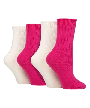 Deze Wildfeet kasjmier sokken voor dames zijn de sokken van luxe en comfort. Ze zijn gemaakt van een mix van natuurlijke wol, viscose en kasjmier en zijn ontworpen om de hele dag warmte en gezelligheid te bieden, of je nu boodschappen doet of thuis ontspant. Deze sokken bieden de perfecte balans tussen luxe en praktisch met een mix van wol, viscose en kasjmier. Het zachte en comfortabele materiaal zorgt voor warmte en isolatie om je voeten behaaglijk te houden bij koud weer, terwijl het ook ademend en vochtafvoerend is. De combinatie van vezels maakt deze sokken duurzamer en zorgt voor langdurige slijtage, terwijl de geribbelde pijpen zorgen voor meer comfort. De ronde lengte en gemiddelde dikte maken ze tot een goede keuze voor vrijetijdsschoenen of -laarzen, waardoor ze een vleugje comfort toevoegen aan elke outfit. Deze 4 paar Wildfeet Kasjmier sokken worden geleverd in 2 geschenkdozen en zijn aantrekkelijk verpakt met een strik van satijnen lint, waardoor ze ideaal zijn om cadeau te doen aan vrienden of familie. Misschien zelfs een last-minute kerstcadeau of kousenvulling? Wild Feet is een assortiment sokken met coole ontwerpen, opvallende kleuren en eigenzinnige slogans - van mopshonden en pinguïns tot leeuwen en lama's! Kies uit een reeks stijlen voor heren en dames, van jurkjes tot sportsokken. Er zijn zelfs enkele sportieve stijlen beschikbaar! Er zijn 14 kleuren om uit te kiezen. Ze zijn verkrijgbaar in één maat Dames 37-42 EU, zijn gemaakt van 37% Wol, 27% Viscose, 24% Polyamide, 11% Kasjmier, 1% Elastaan ​​en zijn machinewasbaar.