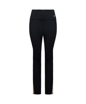 Steigern Sie Ihr Training mit der Alicia Leggings. Diese Leggings bietet nicht nur Stil, sondern auch die notwendige Unterstützung für Ihre Fitnessbemühungen. Der hohe Bund sorgt für eine schmeichelhafte und bequeme Passform, die bei Ihren Bewegungen an Ort und Stelle bleibt. Das 4-Wege-Stretchmaterial ermöglicht uneingeschränkte Bewegungsfreiheit und macht jede Dehnung und jeden Schritt mit. Die komprimierende Passform sorgt für ein stützendes Tragegefühl und schmiegt sich an den richtigen Stellen an Ihren Körper – für einen schlanken Look und verbesserte Leistung. Die Alicia Leggings verfügt über eine praktische Seitentasche, in der Sie wichtige Dinge wie Schlüssel oder einen kleinen Musikplayer verstauen können. So haben Sie die Hände frei und können sich ganz auf Ihr Training konzentrieren. Das charakteristische 3D-BOXRAW-Injektionslogo verleiht der Leggings einen Hauch von Branding und unterstreicht die Liebe zum Detail und die Qualität des Kleidungsstücks. Mit einem geschwungenen Seitenteil sowie einer geschwungenen Passe und einem geschwungenen Bund bietet diese Leggings Stil und Funktionalität zugleich. Die geschwungenen Designelemente sorgen für eine schmeichelhafte Silhouette und verbessern die Gesamtpassform. Trotz ihrer stützenden Eigenschaften sind diese Leggings leicht und ermöglichen Ihnen Bewegungsfreiheit und optimalen Komfort während Ihrer Trainingseinheiten. Kurz gesagt: Die Alicia Leggings sind die perfekte Wahl, um Ihr Training auf das nächste Level zu bringen. Mit ihrem Vier-Wege-Stretchmaterial, dem hohen Bund, der komprimierenden Passform, der Seitentasche und den stylischen Designdetails bieten sie den Halt und die Funktionalität, die Sie brauchen, ohne Kompromisse beim Stil einzugehen. Machen Sie sich bereit, Ihre Fitnessziele bequem und selbstbewusst mit diesen außergewöhnlichen Leggings zu erreichen.