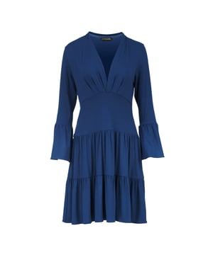Deze blauwe zomerjurk is gemaakt van stretch jersey stof, viscose-elastaan. Het heeft een diepe V-halslijn in een faux-wrapstijl. Het heeft 7/8 lengte klokmouwen. Er is een gebogen naad onder de buste. De rok heeft twee plooien met ruches. De jurk valt boven de knie en heeft een los A-lijn silhouet.