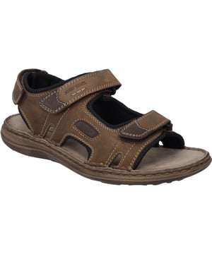 Mit dem Vincent 08 präsentiert JOSEF SEIBEL eine Sandale, die Tradition und modernen Tragekomfort vereint. Gefertigt aus hochwertigem Rindsleder kombiniert mit Textil, bietet dieser braun-kombi Herrenschuh nicht nur eine perfekte Passform, sondern auch eine außergewöhnliche Langlebigkeit. Die Sohle aus PU garantiert ausgezeichnete Dämpfeigenschaften und macht jeden Schritt zum Vergnügen. Besonders hervorzuheben ist die Handnaht, eine seltene Fertigungsart, die echte deutsche Industriekultur widerspiegelt und den Schuh zu einem Unikat macht. Die Klettverschlüsse sorgen für ein unkompliziertes An- und Ausziehen. Ob in der Freizeit oder als Teil der Sommermode, dieser Schuh begleitet dich gemütlich durch den Tag. JOSEF SEIBEL steht für nachhaltige Produktion, fernab von Fast Fashion, und unterstreicht mit dem Vincent 08, dass Mode sowohl zeitgemäß als auch traditionsbewusst sein kann.