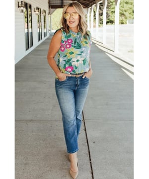 Top sin mangas con estampado floral y detalle de volantes  
  Materiales de calidad  
  Hermoso estampado floral  
  Detalle de volantes  
  Adecuado para ocasiones informales y elegantes  
  Ajuste favorecedor y cómodo  
  Diseñado para mujeres  
  Versátil y fácil de combinar