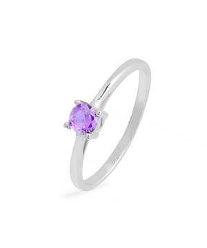 925 sterling zilver en amethist zirkonia otieno ring met gerhodineerde afwerking. De Gemstone is een van de grote openbaringen: zorgvuldig handgemaakte ontwerpen met natuurlijke stenen: amethist, kwarts, turkoois en onyx op 925 sterling zilver die een prachtige opstelling van deze lijn dicteren.
Grote vrouwen: achter de vasthoudendheid, de creativiteit, de moed, het doorzettingsvermogen, bereiken ze stijlen, op een coole manier, met exclusieve stenen met perfecte vormen die ons de tijd doen stilstaan om adem te halen, waarin de edelsteen de hoofdrol speelt: (RE) DISCOVER THE GEMSTONE.