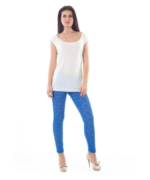 Bleiben Sie einen Schritt voraus und setzen Sie in dieser Saison mit diesen süßen Spitzen-Leggings ein Statement. Hergestellt aus einem weichen, dehnbaren Stoff für die perfekte Passform. Für einen klassischen, femininen Look tragen Sie sie mit einem ausgestellten Kleid und Pumps. Elastischer Bund. Das Modell ist 178 cm groß und trägt Größe S/36.