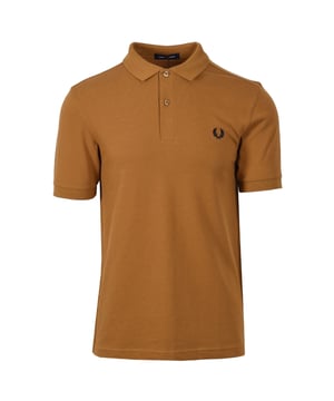 Braunes Poloshirt von Fred Perry, schlichtes Poloshirt, 100 % Baumwolle, Knopfverschluss am Hals. Logo auf der Brust, Kurzarm, Kurzarm, Dark Camel Polo
