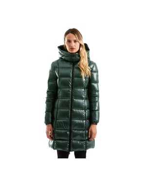 Chaqueta verde de poliéster  
Chaqueta larga de plumas  
Cierre frontal con cremallera visible  
Bolsillos frontales con cremallera  
Dos bolsillos internos  
Capucha de lluvia maxi removible con cuello alto  
Placa de logo metálico en la manga  
Ajuste femenino  
Perfecta para el invierno  
Material: 100% Poliéster