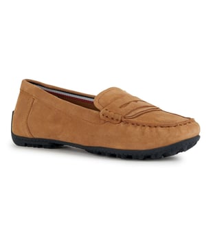 Kosmopolis + Grip ist ein leichter, flexibler und atmungsaktiver Loafer für Damen mit einem zeitlosen Design, das den Launen der Mode trotzt. Der perfekte Alltagsschuh hat ein Obermaterial aus Wildleder und eine griffige Laufsohle.