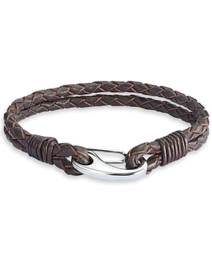 This casual unisex bracelet from Rafaela Donata, which not only inspires women, offers full leather. A double -raced, braided leather strap is entered into a strong liaison with the trendy stainless steel carabiner closure. Whether worn or in combination with delicate silver arm chain or colorful bracelets: This leather bracelet is a fashion statement for coolness and fits jeans as well as with a biker outfit or the attached vintage style. Try it out - your jewelry box has been waiting for this combination talent for a long time!